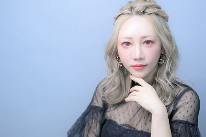 LOVEBITESが『ブルーマングループ2025新宿公演』に登場　ボーカルAsamiに聞く、自分たちの魅力や公演への意気込み